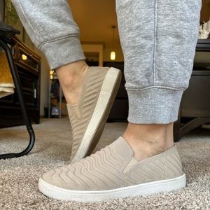 Brand: Cliffs
Size: 7 1/2
Color: Beige
Wear: Lightly worn